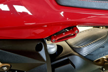 CNC Racing duosteun vervanger set in rood gemonteerd op de linkerzijde van een MV Agusta Superveloce 800