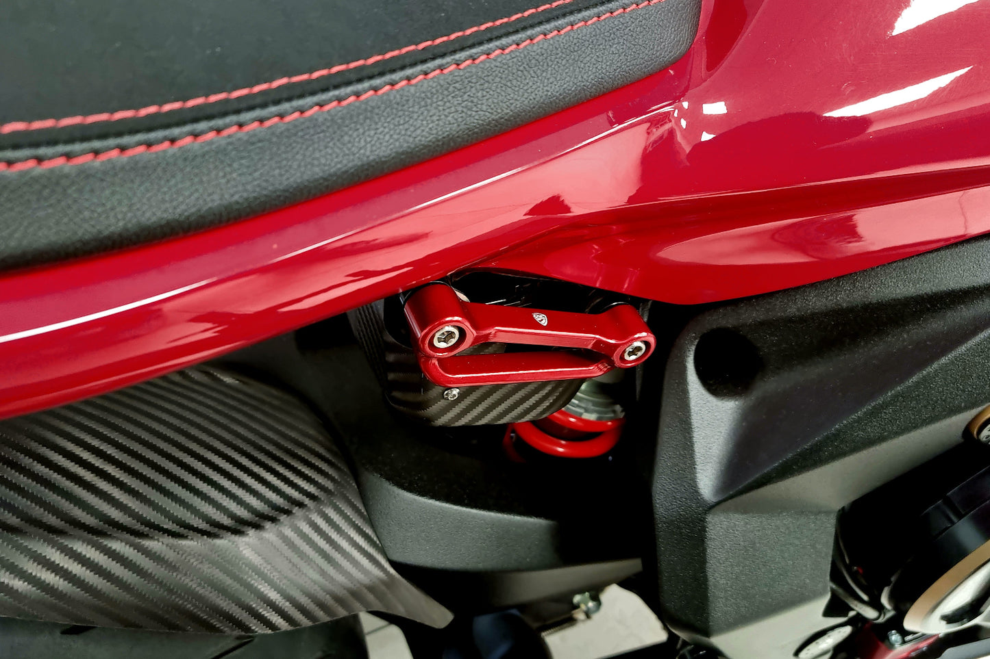 CNC Racing duosteun vervanger set in rood gemonteerd op de rechterzijde van een MV Agusta Superveloce 800